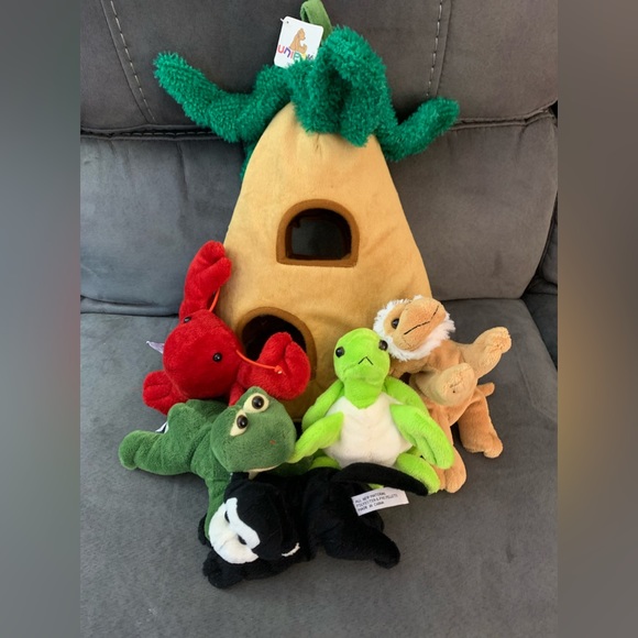 UNIPAK Other - UNIPAK- 12” Palm Coco House- Five stuffed animals in Palm carrying House-NWT